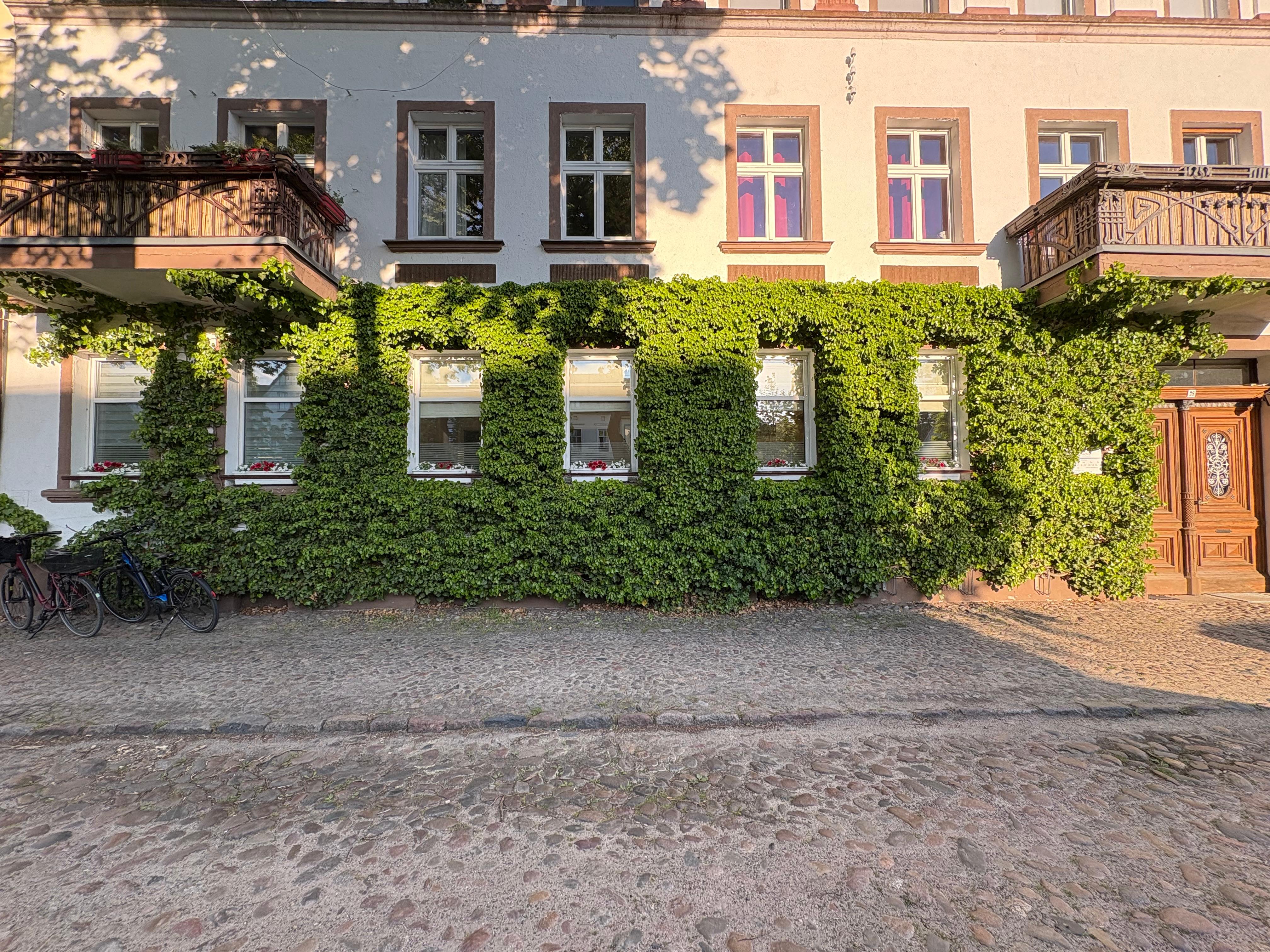 Eingang und Fassade der Hausarztpraxis Richter in Strausberg